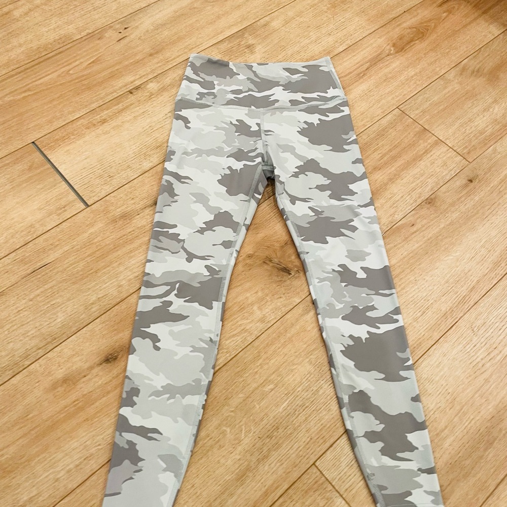 Beyond Yoga camouflage grey